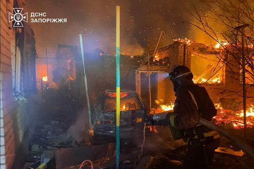 Щонайменше 12 ударів: у Запоріжжі горіли будинки, є поранені й убиті 
